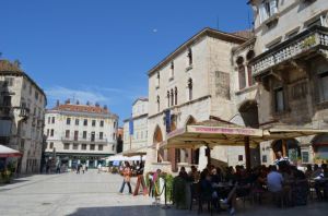 Split- this is where I had lunch.  A chicken club...with a fried egg in it...